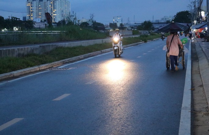 TP HCM: Cảnh bất ngờ ở con đường bì bõm mỗi khi triều cường - Ảnh 4.