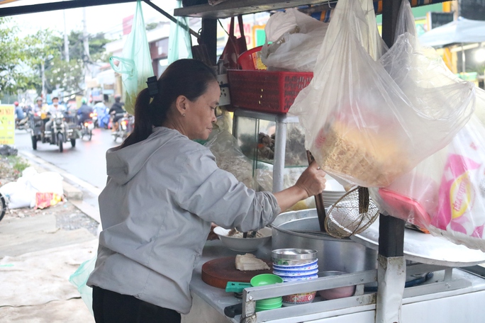 TP HCM: Cảnh bất ngờ ở con đường bì bõm mỗi khi triều cường - Ảnh 3.