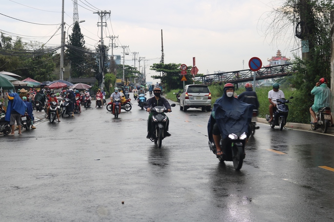 TP HCM: Cảnh bất ngờ ở con đường bì bõm mỗi khi triều cường - Ảnh 2.