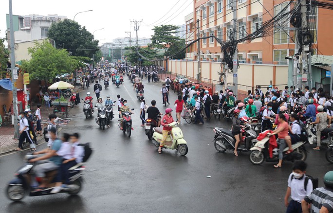 TP HCM: Cảnh bất ngờ ở con đường bì bõm mỗi khi triều cường - Ảnh 1.