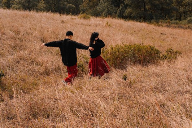 Watching the beautiful and poetic burning grass season on Phuong Hoang hill, Quang Ninh - Photo 3.