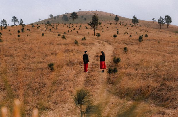 Watching the beautiful and poetic burning grass season on Phuong Hoang hill, Quang Ninh - Photo 2.