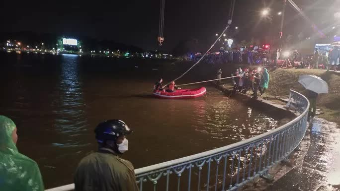 TRỰC TIẾP: Ô tô lao xuống hồ Xuân Hương, đã tìm thấy 2 thi thể - Ảnh 3.