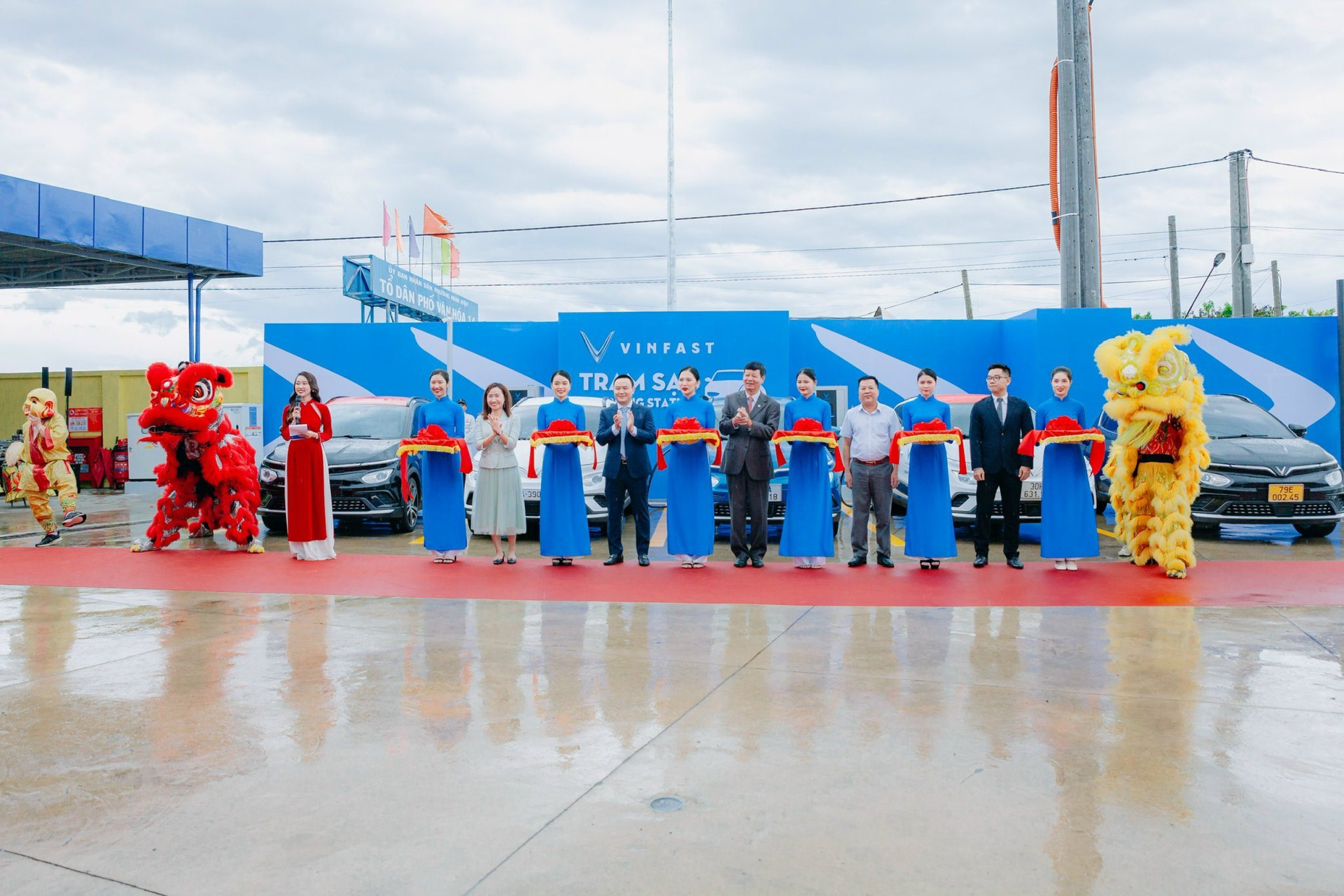 Vinfast và Petrolimex chính thức khai trương dịch vụ sạc xe điện tại 10 cửa hàng xăng dầu đầu tiên - Ảnh 1.
