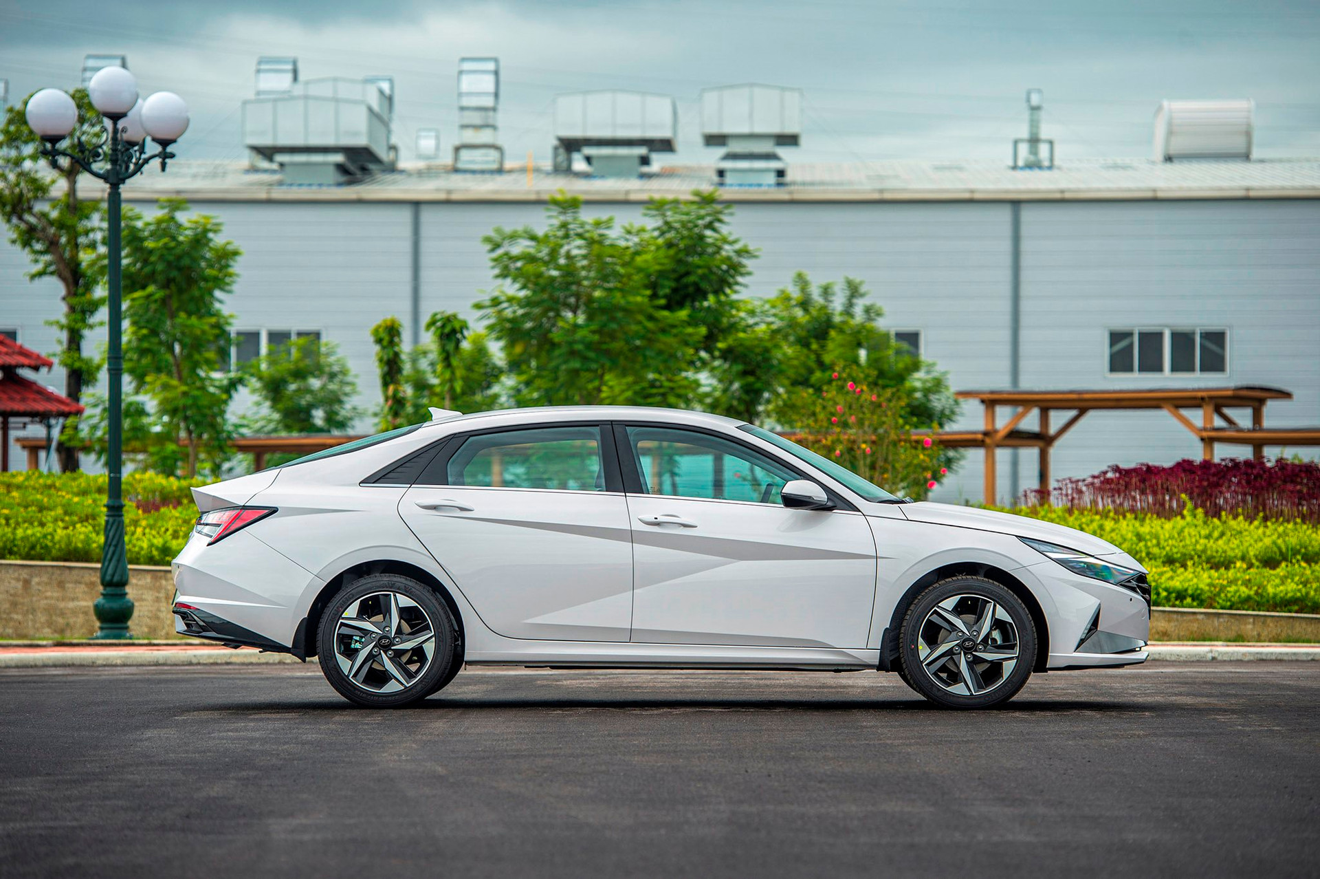 Chào giá từ 599 triệu, Hyundai Elantra quyết đấu Kia K3, Mazda3 tại Việt Nam - Ảnh 3.