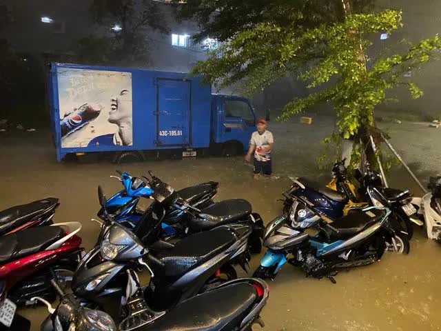 Mưa ngập lịch sử tại Đà Nẵng: Nhiều nơi cúp điện, người dân hối hả ôm đồ chạy lụt trong đêm - Ảnh 2.
