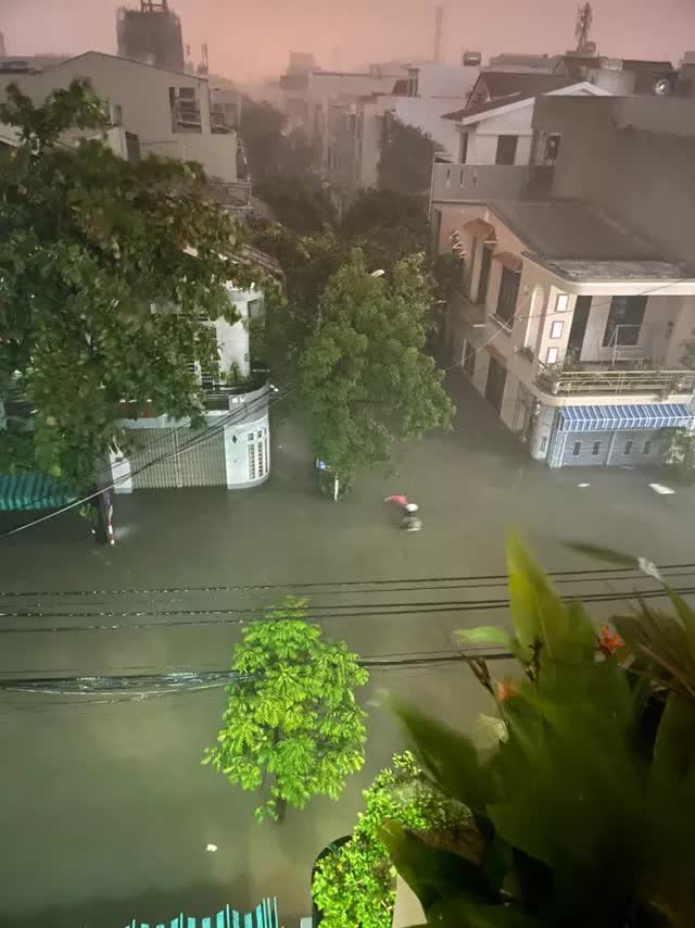 Mưa ngập lịch sử tại Đà Nẵng: Nhiều nơi cúp điện, người dân hối hả ôm đồ chạy lụt trong đêm - Ảnh 1.