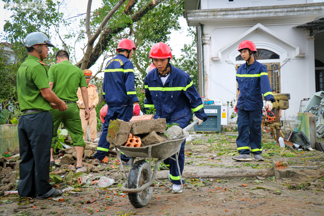  Huế: Hàng hoá bị lũ nhấn chìm, tiểu thương khóc nghẹn  - Ảnh 8.