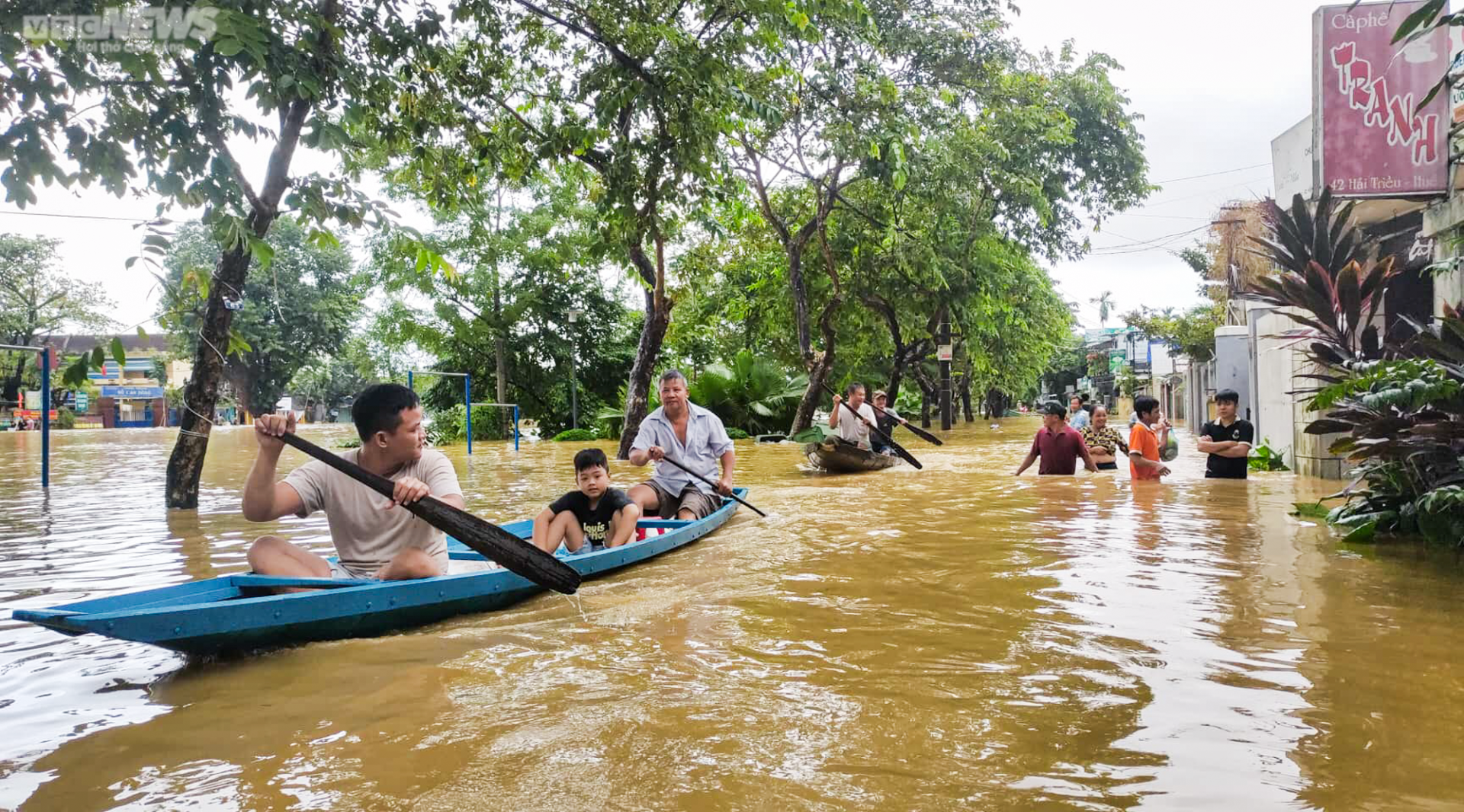  Huế: Hàng hoá bị lũ nhấn chìm, tiểu thương khóc nghẹn  - Ảnh 7.