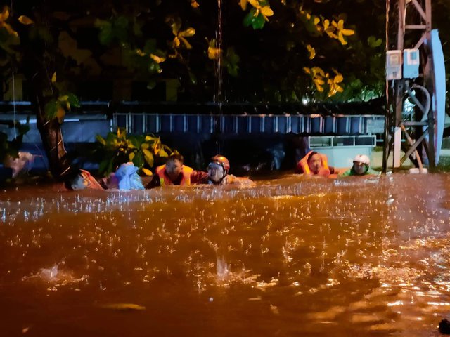 Mưa ngập lịch sử tại Đà Nẵng: Nhiều nơi cúp điện, người dân hối hả ôm đồ chạy lụt trong đêm - Ảnh 15.