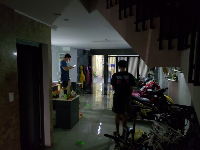 Mưa ngập lịch sử tại Đà Nẵng: Nhiều nơi cúp điện, người dân hối hả ôm đồ chạy lụt trong đêm - Ảnh 12.