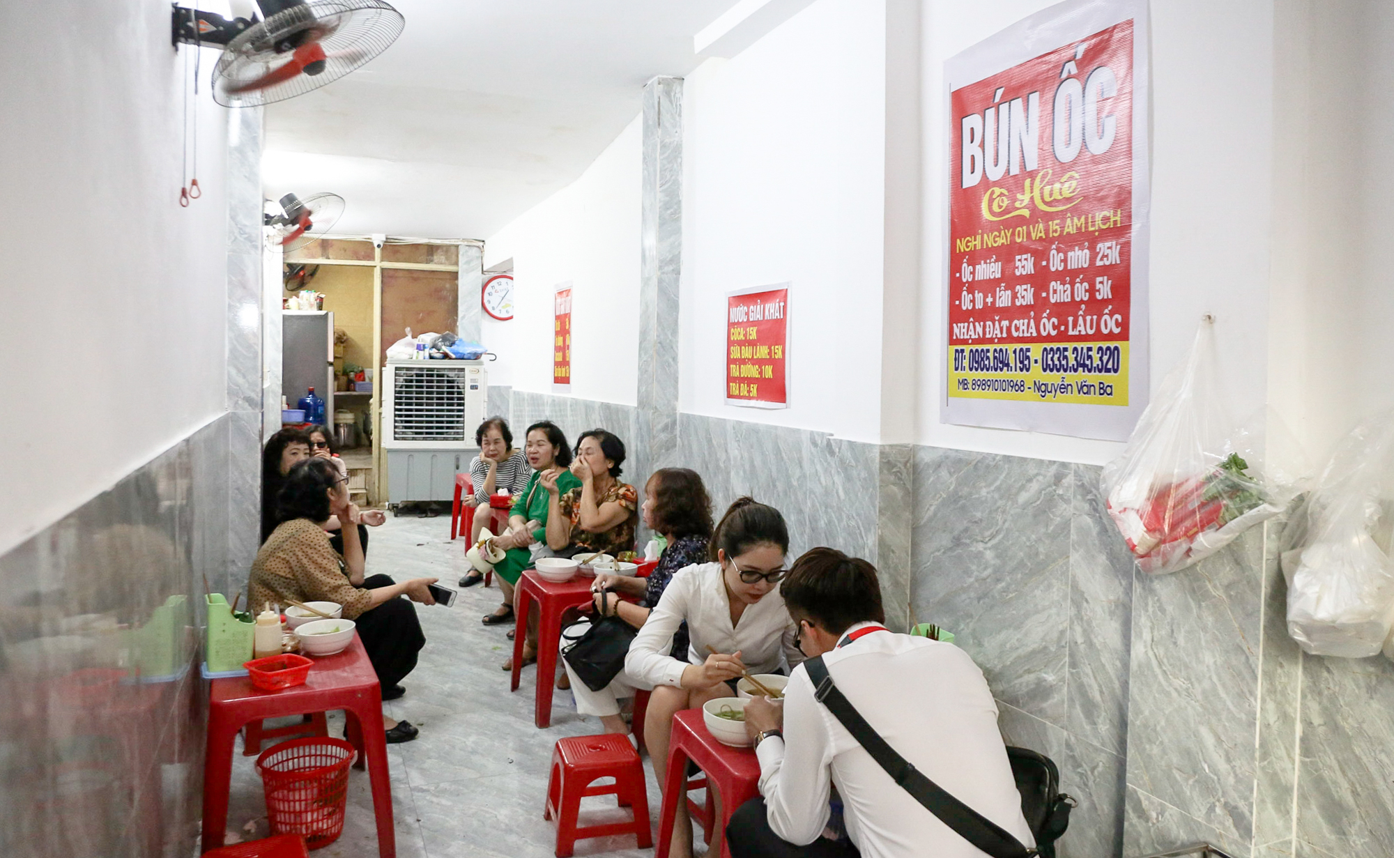  Hàng bún 35 năm, mỗi ngày bán hơn một tạ ốc ở phố cổ Hà Nội - Ảnh 1.