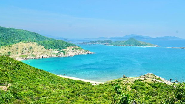 Dành trọn một ngày vi vu vịnh Vĩnh Hy, nơi được mệnh danh là 1 trong 4 vịnh đẹp nhất Việt Nam - Ảnh 2.