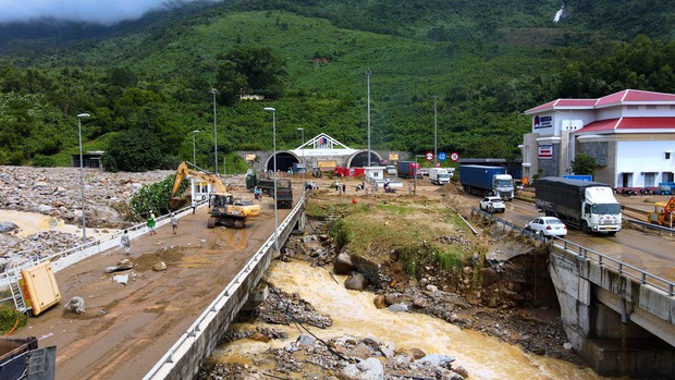  Chùm ảnh: Hiện trường lũ quét kinh hoàng gây sạt lở tại hầm Hải Vân - Ảnh 3.