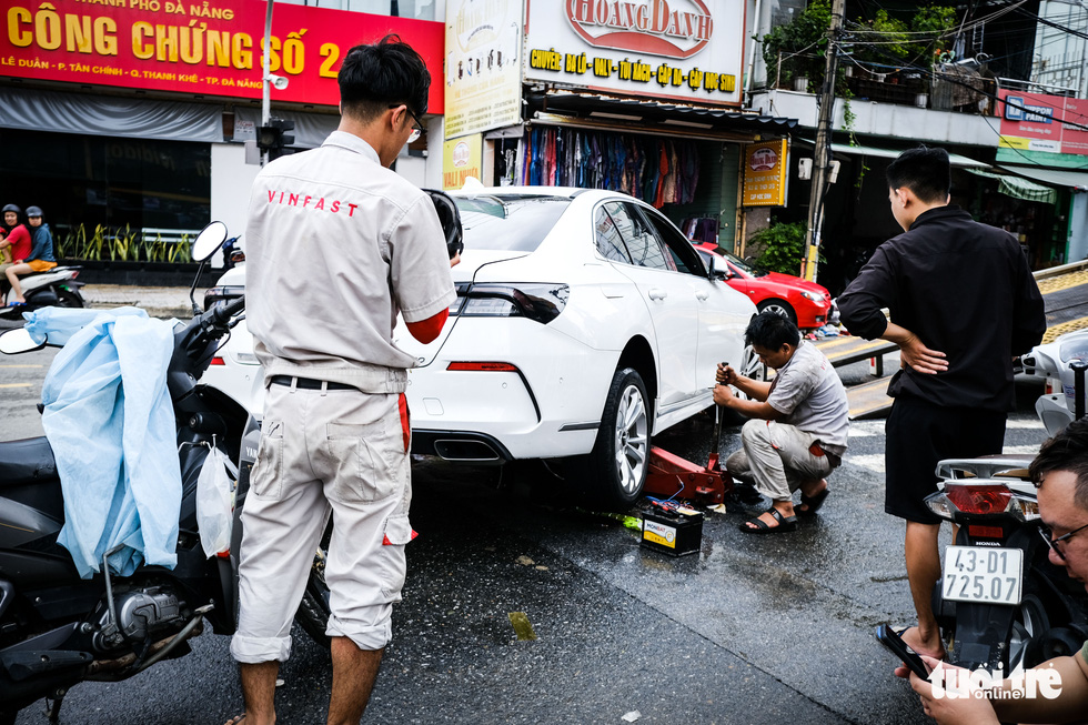 Sau lũ ô tô ngập nước đầy đường, bảo hiểm trả chi phí sửa chữa ra sao? - Ảnh 3.