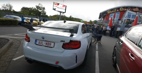 Tài xế khuyết tật lái BMW M2 trên đường đua Nurburgring nổi tiếng ngoằn ngoèo - Ảnh 2.