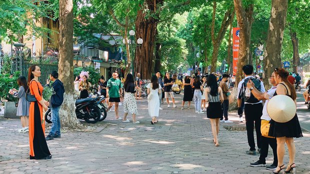 Choáng ngợp khung cảnh người người đổ về phố Phan Đình Phùng để chụp ảnh, săn nắng thu thơ mộng - Ảnh 4.