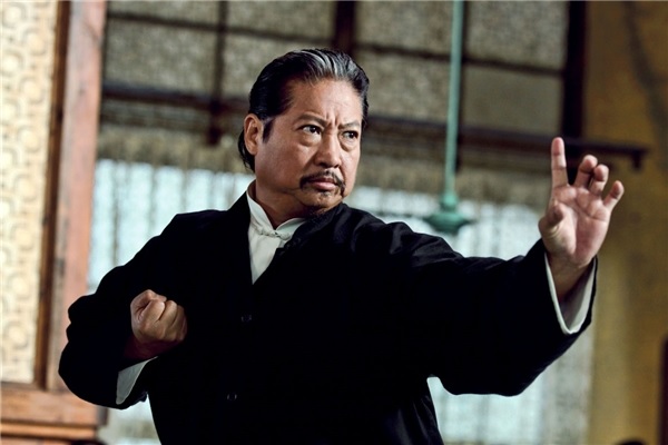 Hai đồ đệ của huyền thoại phim võ thuật Hồng Kim Bảo: Người thành đại minh tinh lừng danh, người sống đơn giản - Ảnh 1.
