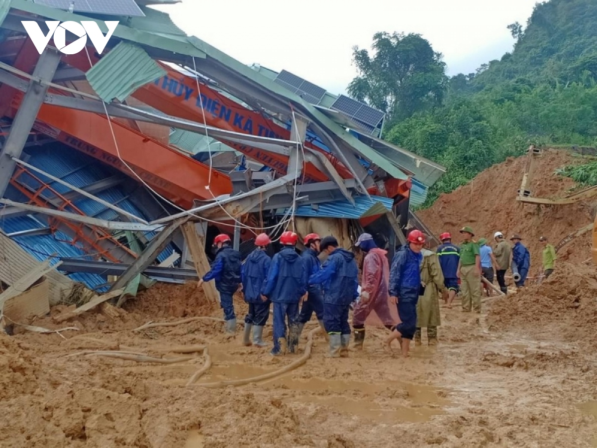 Ngày đêm dầm mình tìm nạn nhân mất tích sau vụ sạt lở ở thuỷ điện Kà Tinh 1 - Ảnh 1.