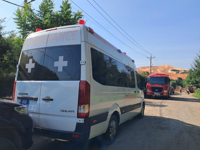 Tìm thấy thi thể công nhân thứ hai trong vụ sập mỏ titan ở Bình Thuận - Ảnh 2. Tìm thấy thi thể công nhân thứ hai trong vụ sập mỏ titan ở Bình Thuận - Ảnh 2.