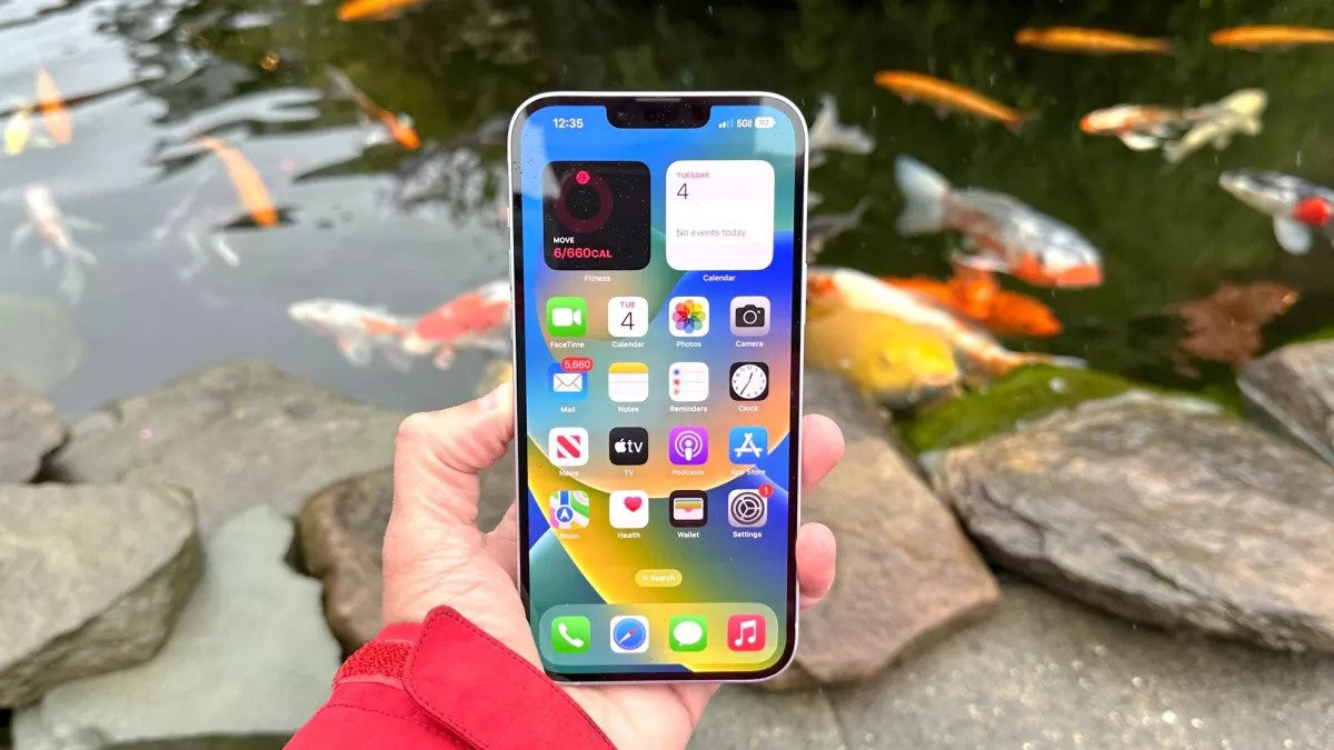 Khách mua sững người khi đứng trước iPhone 14 và iPhone 13: Màn ngụy trang dở tệ - Ảnh 1. Khách mua sững người khi đứng trước iPhone 14 và iPhone 13: Màn ngụy trang dở tệ - Ảnh 1.