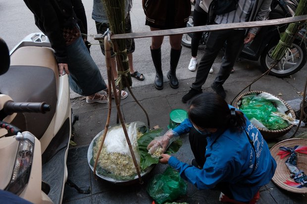 Queuing to buy sticky rice nuggets to sip: The autumn trend is making Hanoi's young people fascinated - Photo 9.