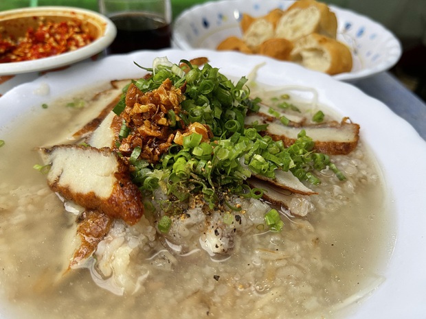 A bowl of hot porridge in the middle of the afternoon in Phu Quoc is so reasonable that it's raining heavily - Photo 3.