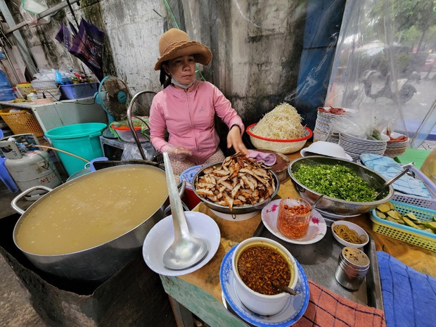 A bowl of hot porridge in the middle of the afternoon in Phu Quoc is so reasonable that it's raining heavily - Photo 2.