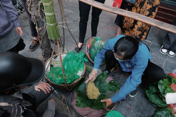 Queuing up to buy sticky rice nuggets to sip: The autumn trend is making Hanoi's young people fascinated - Photo 5.