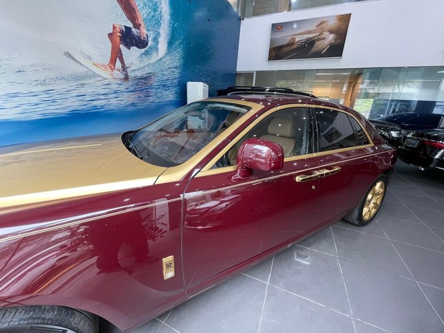 Trinh Van Quyet氏の金メッキされたRolls-Royceスーパーカーのオークション前のお披露目 - 写真7. Trinh Van Quyet氏の金メッキされたRolls-Royceスーパーカーのオークション前のお披露目 - 写真7.