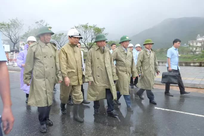 Hình ảnh Chủ tịch nước động viên người dân vùng ngập lũ Đà Nẵng - Ảnh 5. Hình ảnh Chủ tịch nước động viên người dân vùng ngập lũ Đà Nẵng - Ảnh 5.