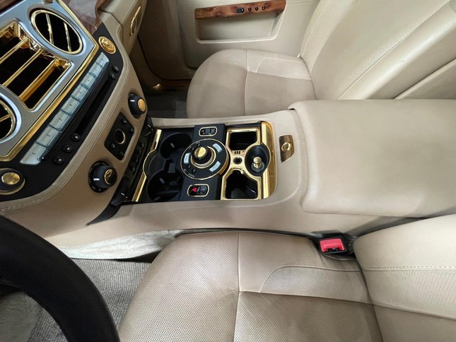 Trinh Van Quyet 氏の金メッキを施したロールスロイス スーパーカーがオークション前にお披露目 - 写真 4. Trinh Van Quyet 氏の金メッキを施したロールスロイス スーパーカーがオークション前にお披露目 - 写真 4.