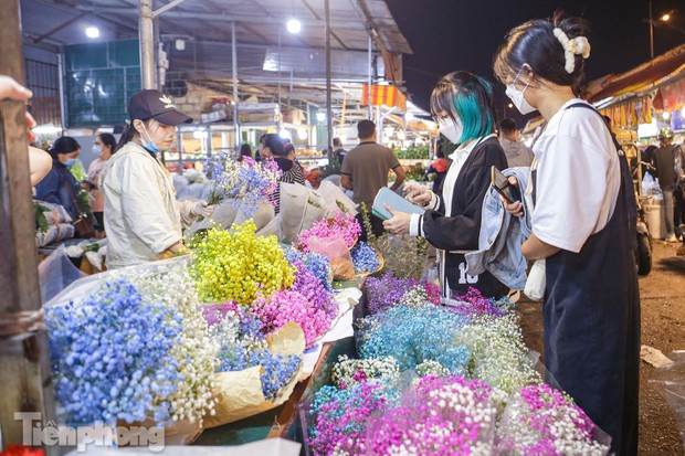  Chợ hoa đêm lớn nhất Hà Nội đông nghẹt khách trước dịp 20/10 - Ảnh 9.