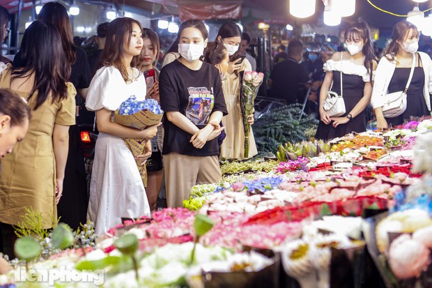  Chợ hoa đêm lớn nhất Hà Nội đông nghẹt khách trước dịp 20/10 - Ảnh 5.