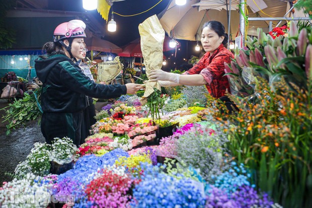 Chợ hoa đêm lớn nhất Hà Nội đông nghẹt khách trước dịp 20/10 - Ảnh 4.