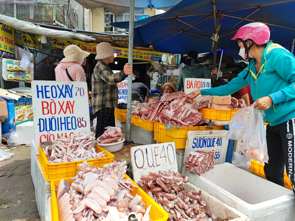 Thịt heo đông lạnh rẻ ngỡ ngàng, càn quét các chợ, chất lượng hên xui - Ảnh 1.