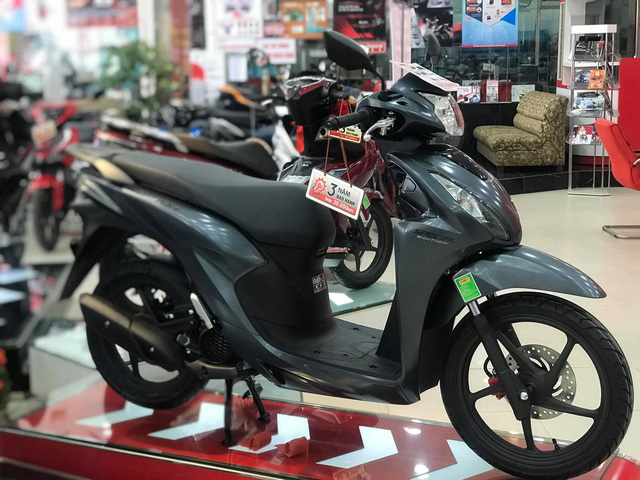 Honda Vision bất ngờ tăng sốc trở lại, chênh cao nhất 12 triệu đồng - Ảnh 1.