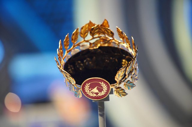 Cận cảnh chiếc vòng nguyệt quế sơn son thiếp vàng dành riêng cho Quán quân Olympia 2022 - Ảnh 4.