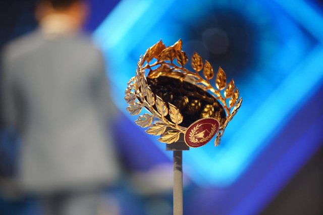 Cận cảnh chiếc vòng nguyệt quế sơn son thiếp vàng dành riêng cho Quán quân Olympia 2022 - Ảnh 3.