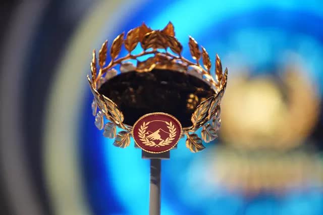 Cận cảnh chiếc vòng nguyệt quế sơn son thiếp vàng dành riêng cho Quán quân Olympia 2022 - Ảnh 1.