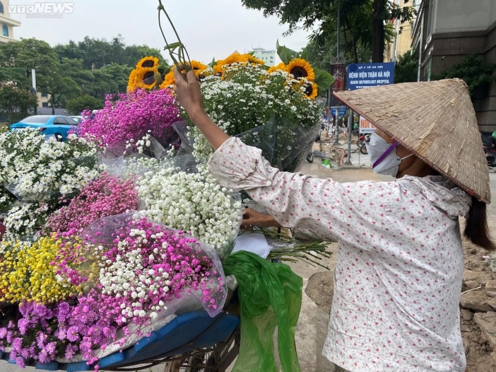Rong ruổi khắp Hà Nội, gánh hàng hoa bán được chục triệu đồng mỗi ngày dịp 20/10 - Ảnh 5. Rong ruổi khắp Hà Nội, gánh hàng hoa bán được chục triệu đồng mỗi ngày dịp 20/10 - Ảnh 5.