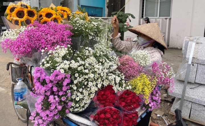 Rong ruổi khắp Hà Nội, gánh hàng hoa bán được chục triệu đồng mỗi ngày dịp 20/10 - Ảnh 4. Rong ruổi khắp Hà Nội, gánh hàng hoa bán được chục triệu đồng mỗi ngày dịp 20/10 - Ảnh 4.