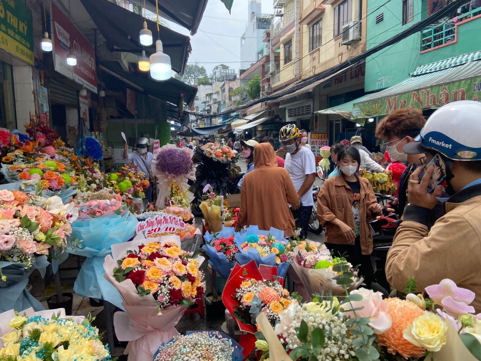 TP Hồ Chí Minh: Hoa tươi hút khách trong ngày 20/10 - Ảnh 2. TP Hồ Chí Minh: Hoa tươi hút khách trong ngày 20/10 - Ảnh 2.