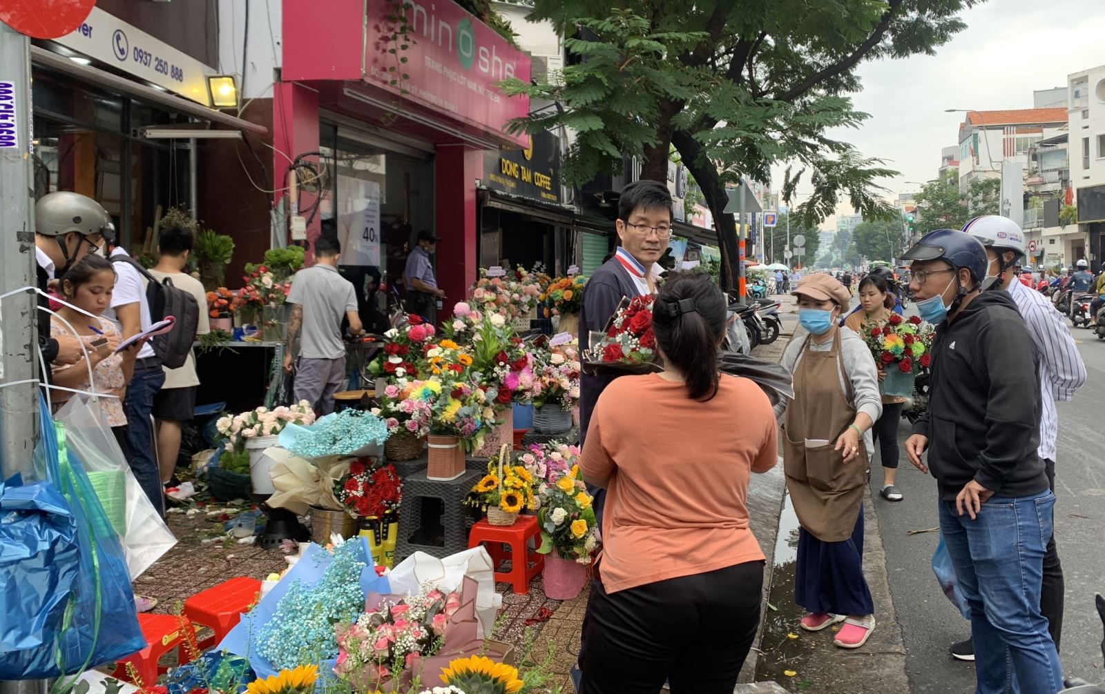TP Hồ Chí Minh: Hoa tươi hút khách trong ngày 20/10 - Ảnh 1. TP Hồ Chí Minh: Hoa tươi hút khách trong ngày 20/10 - Ảnh 1.