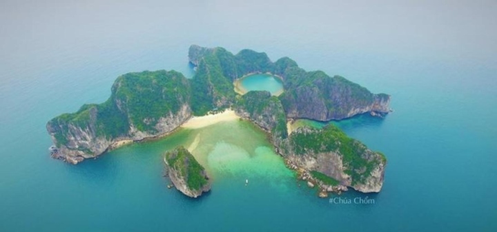 Vẻ đẹp nguyên sơ, ít người đặt chân đến ở ‘mắt rồng’ giữa lòng vịnh Hạ Long - Ảnh 1. Vẻ đẹp nguyên sơ, ít người đặt chân đến ở ‘mắt rồng’ giữa lòng vịnh Hạ Long - Ảnh 1.