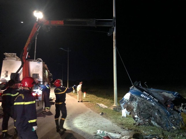 Xe tải đâm nhau rồi bốc cháy ở Thanh Hóa, hai người tử vong trong cabin - Ảnh 4. Xe tải đâm nhau rồi bốc cháy ở Thanh Hóa, hai người tử vong trong cabin - Ảnh 4.