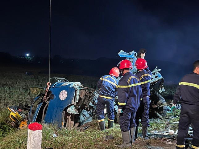 Xe tải đâm nhau rồi bốc cháy ở Thanh Hóa, hai người tử vong trong cabin - Ảnh 2. Xe tải đâm nhau rồi bốc cháy ở Thanh Hóa, hai người tử vong trong cabin - Ảnh 2.