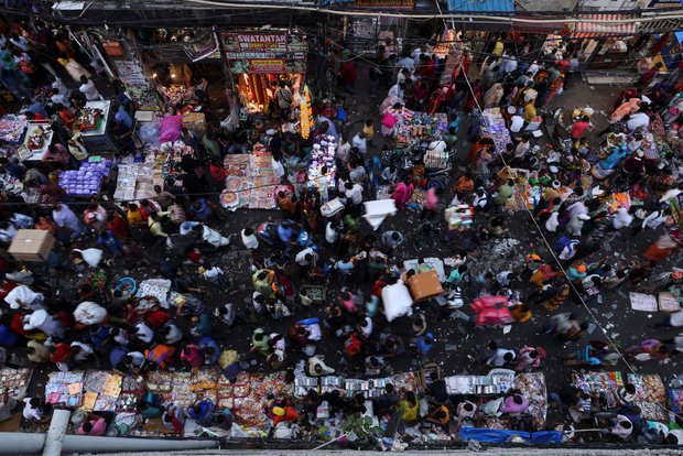 Mùa cao điểm mua sắm của dân Ấn Độ lộ diện vấn đề còn tồn tại từ đại dịch: Người giàu chi phóng tay, người nghèo chật vật tiết kiệm - Ảnh 1.