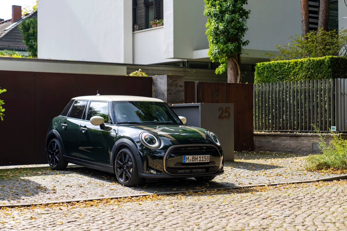 Khám phá Mini Cooper S 5-Cửa Resolute Edition giá 2,3 tỷ đồng - Ảnh 1. Khám phá Mini Cooper S 5-Cửa Resolute Edition giá 2,3 tỷ đồng - Ảnh 1.