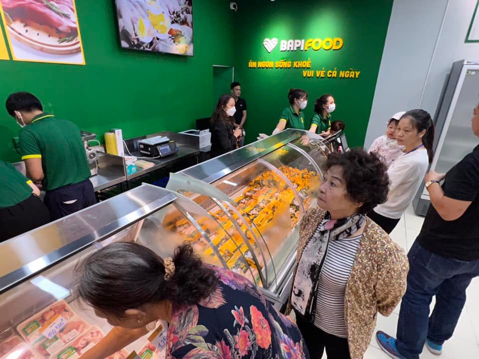 Heo ăn chuối Bapi của Hoàng Anh Gia Lai “cháy hàng” chỉ sau 3h trong ngày đầu “đổ bộ” miền Bắc - Ảnh 2. Heo ăn chuối Bapi của Hoàng Anh Gia Lai “cháy hàng” chỉ sau 3h trong ngày đầu “đổ bộ” miền Bắc - Ảnh 2.